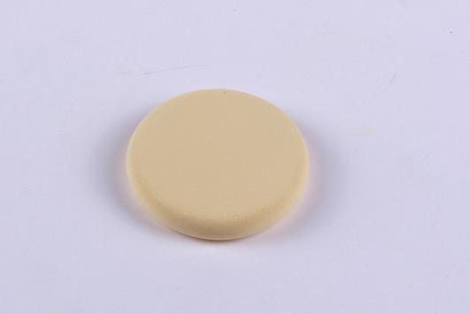 步骤1：用米黄色粘土做一个圆饼。