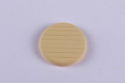 步骤2：用工具压出条纹。