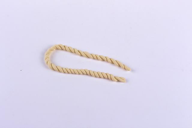 步骤3：按照上图的样子做出米黄色的螺旋细条。