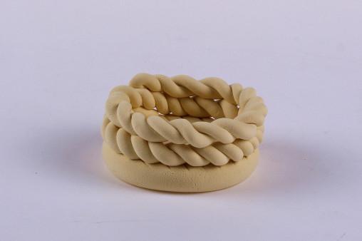 步骤4：从圆形底座开始，一圈一圈往上缠绕，如图所示。