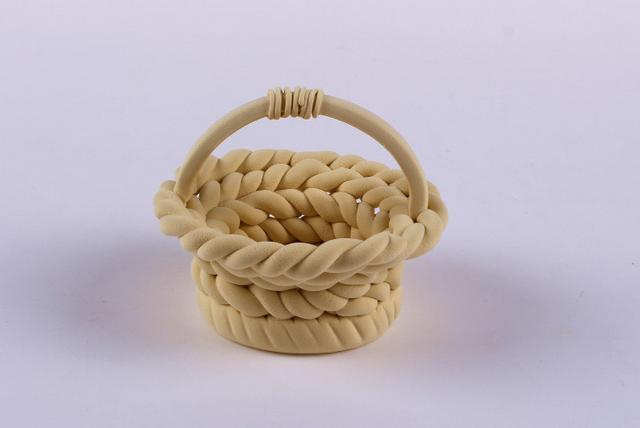 步骤6：然后做出篮子的提手，这样小篮子就做好啦！