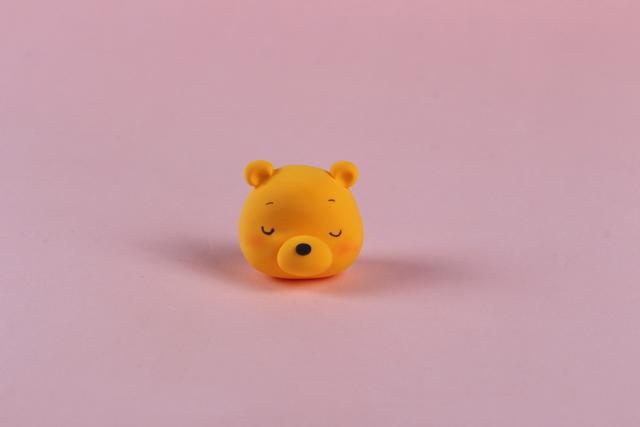 步骤5：用黑色笔画出眼睛和眉毛，记得是睡觉的维尼熊哦！