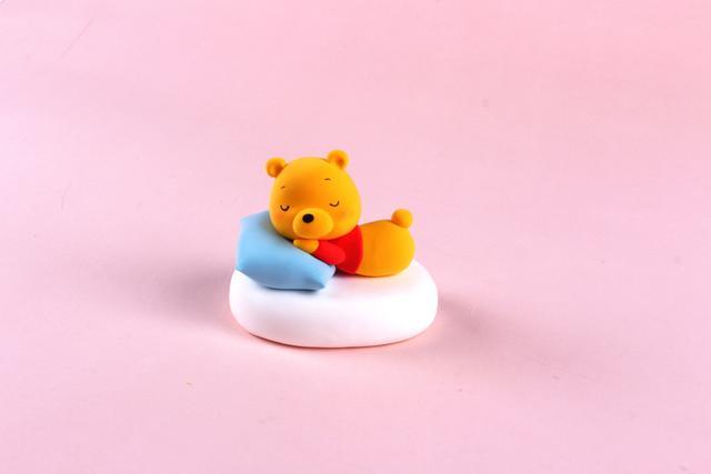 步骤8：把头部和身体粘在一起，然后做出维尼熊的胳膊，如图所示。