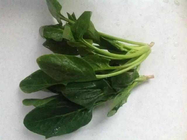 菠菜洗净。