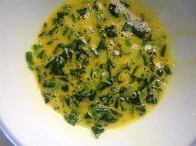 放入菠菜和少量油搅拌均匀。