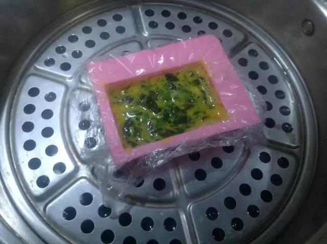 放入方形容器，蒸锅冷水开始蒸15分钟。