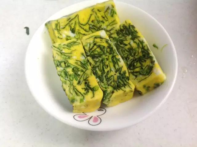 菠菜夹在鸡蛋糕里，颜色搭配很好看，对于不爱吃蔬菜和鸡蛋的宝宝，妈妈们可以试一试哦。