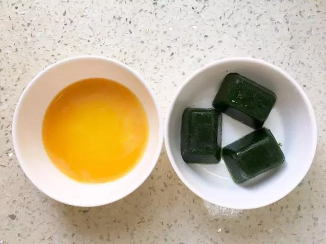 准备好菠菜泥和1个蛋黄（辅食冰块提前解冻）。