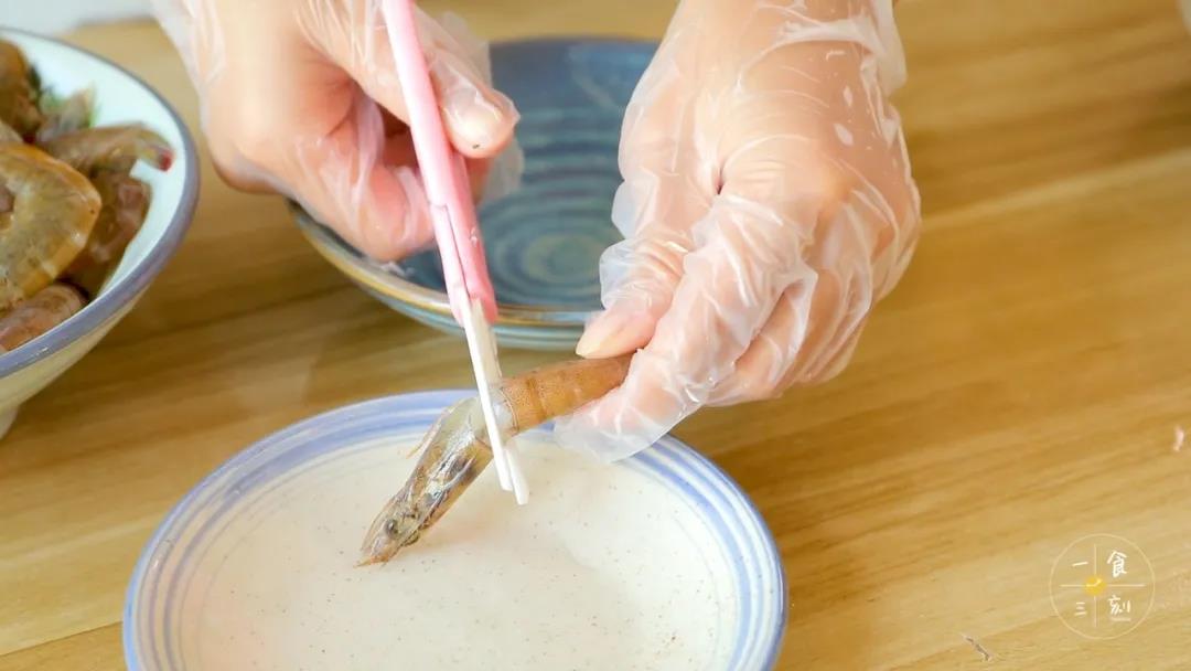 预留几个虾出来，将虾身和虾头分开