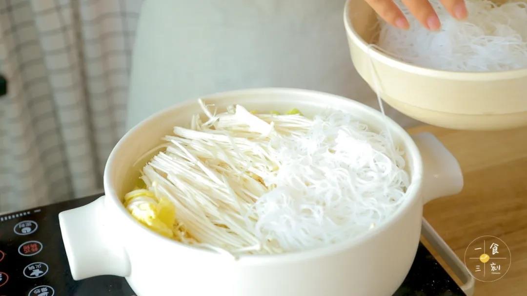 再放入泡好的粉丝