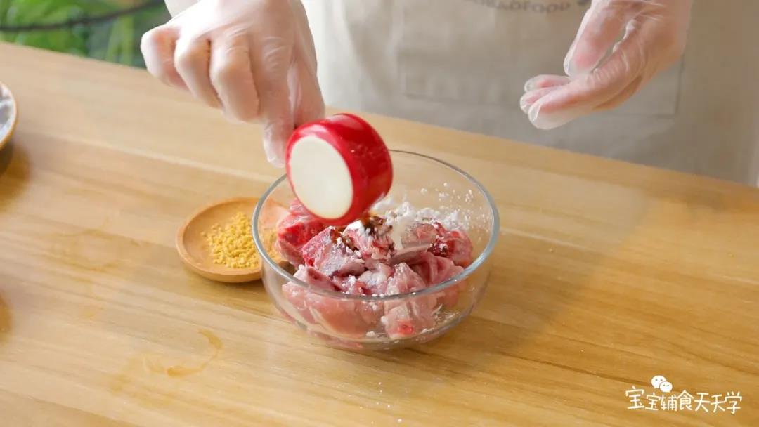 排骨中加入蒜、淀粉、松茸粉和宝宝酱油，搅拌均匀腌制10分钟