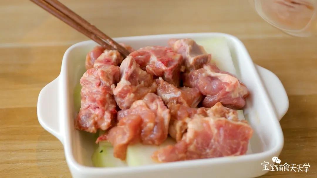 然后铺上腌好的排骨