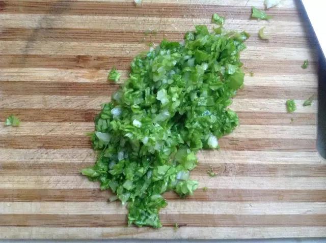 小白菜3棵洗净剁碎。