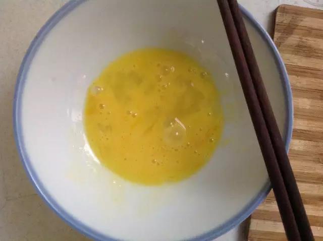 鸡蛋1个打散。
