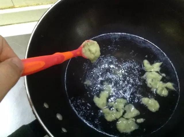 水开后关小火，用宝宝勺子舀半勺放入水中。