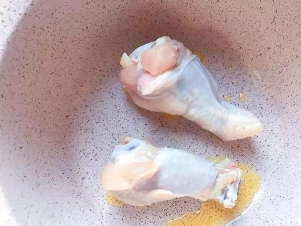 锅内放油，油热了之后放入鸡腿，小火煎至变色。