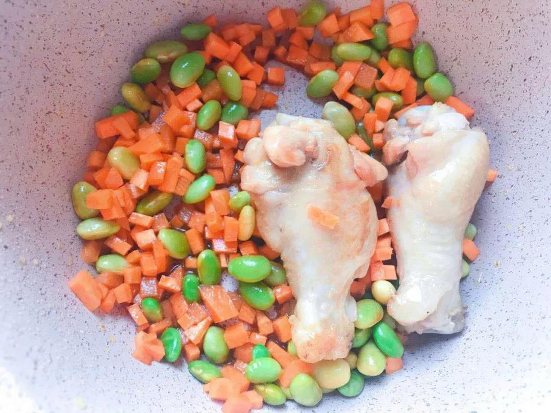 加入胡萝卜丁翻炒均匀。