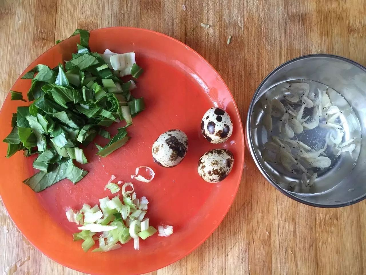 青菜切成小块，葱切末，虾皮多泡几次换水。