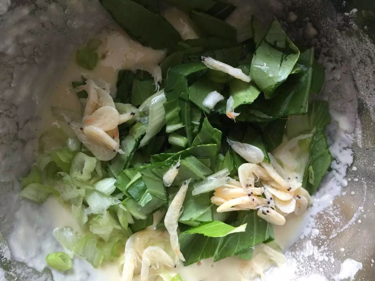 加入青菜、虾皮和香葱搅拌。