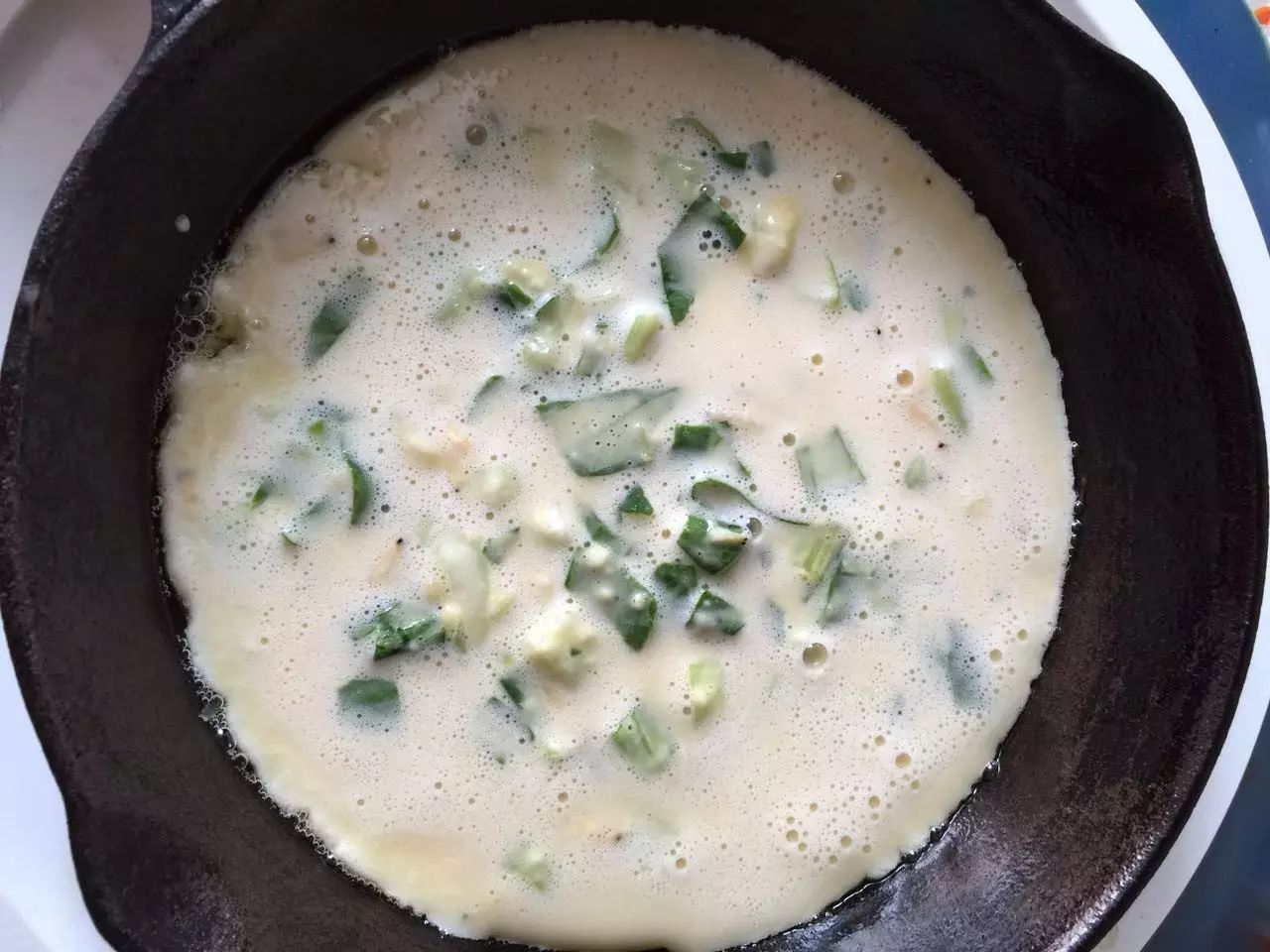 平底锅放油，倒入面糊摊平。