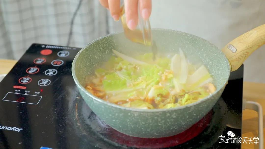 第10步：放入银鱼，最后再撒上葱花即可