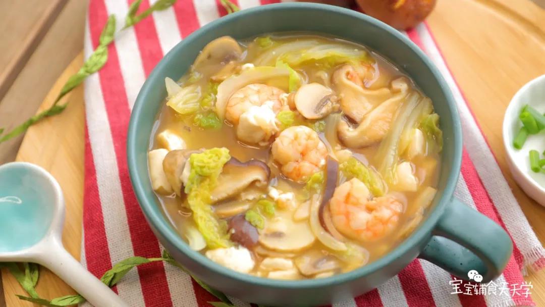 第11步：娃娃菜清甜可口，带着爆炒过的虾和香菇的香，还有银鱼的加持，双重补钙又鲜味！