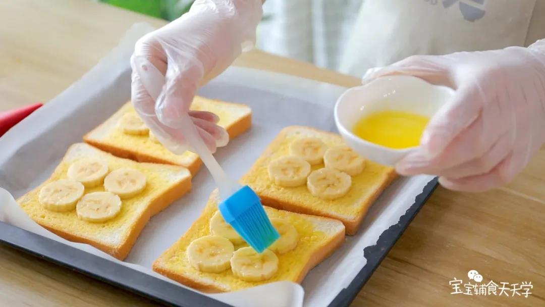 再轻轻刷上一层黄油