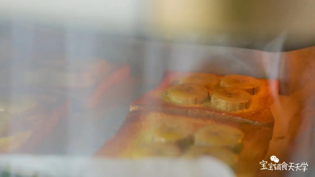 烤箱预热后，放进烤箱180度烤10分钟就好啦