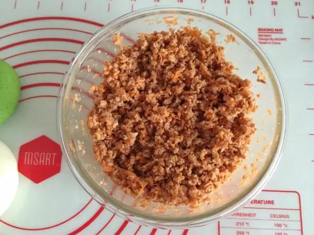 鸡肉、胡萝卜、香菇、洋葱搅碎，加入1个鸡蛋和少许油搅拌成馅料。