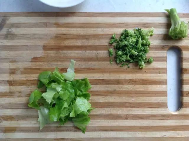 西兰花去梗，生菜手撕成小片。