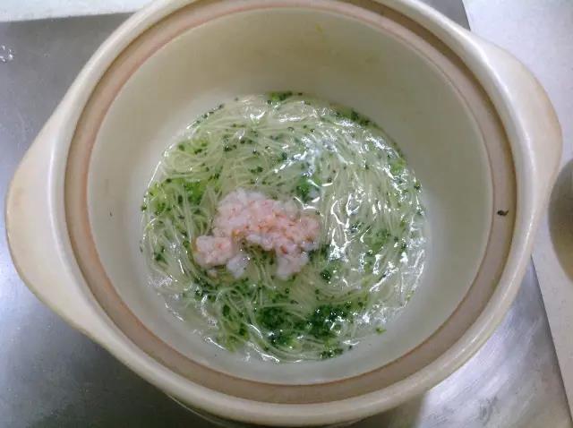 放入虾肉搅拌。