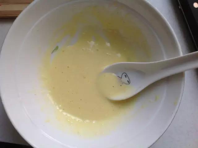 第1步：蛋黄加入面粉和水搅拌至没有粉团，放一边备用。