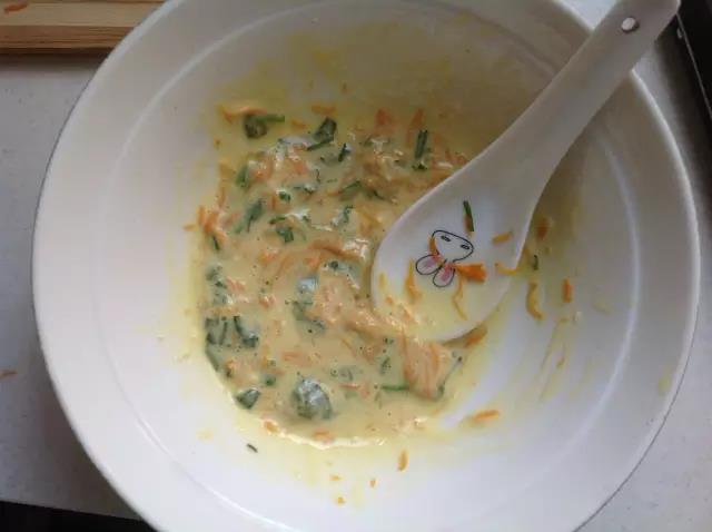 第6步：把锅里的菜倒入面糊里搅拌好。