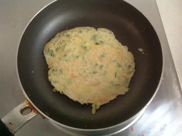 第8步：底面凝固后翻面再热一会就可以切块吃了。