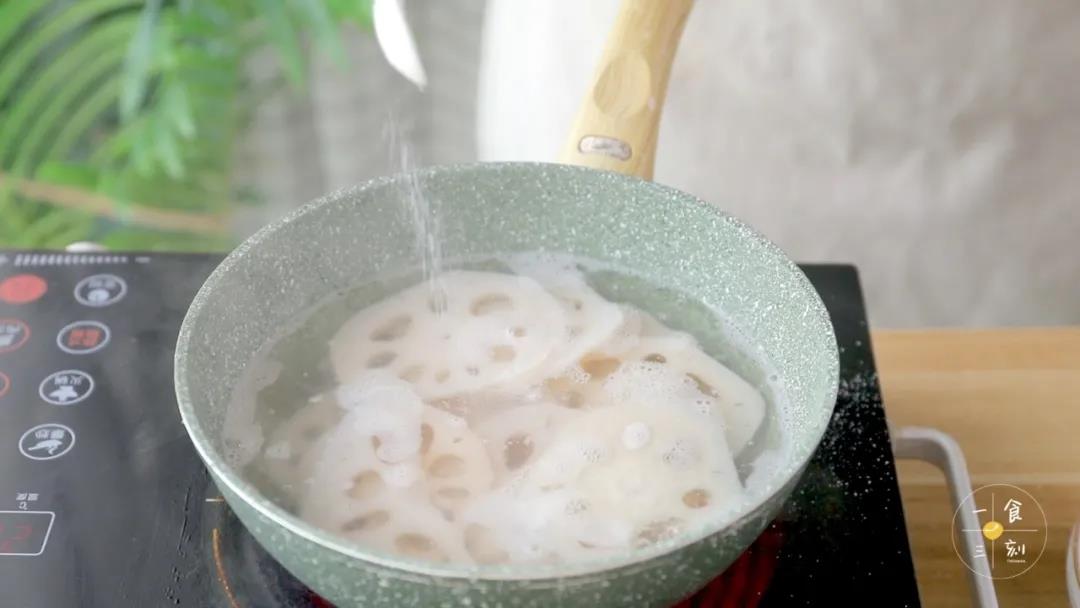 锅水开，加少许盐，把莲藕片焯水3分钟，捞起沥干备用