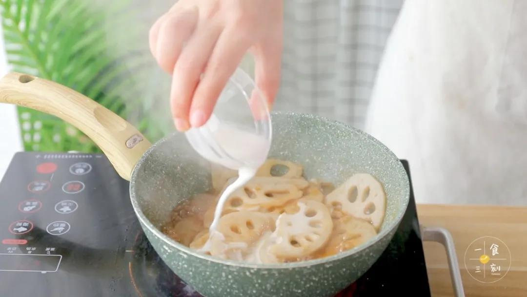 倒入淀粉水，翻炒均匀