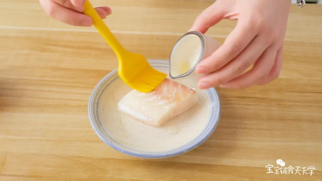 鳕鱼肉用姜片和加少许玉米油腌制去腥