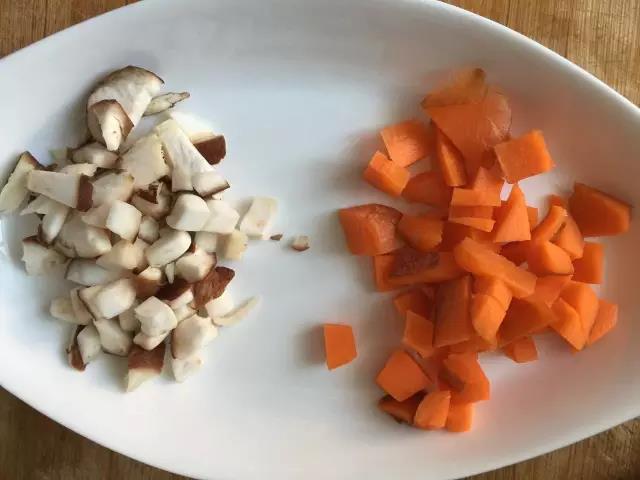 香菇胡萝卜切丁。