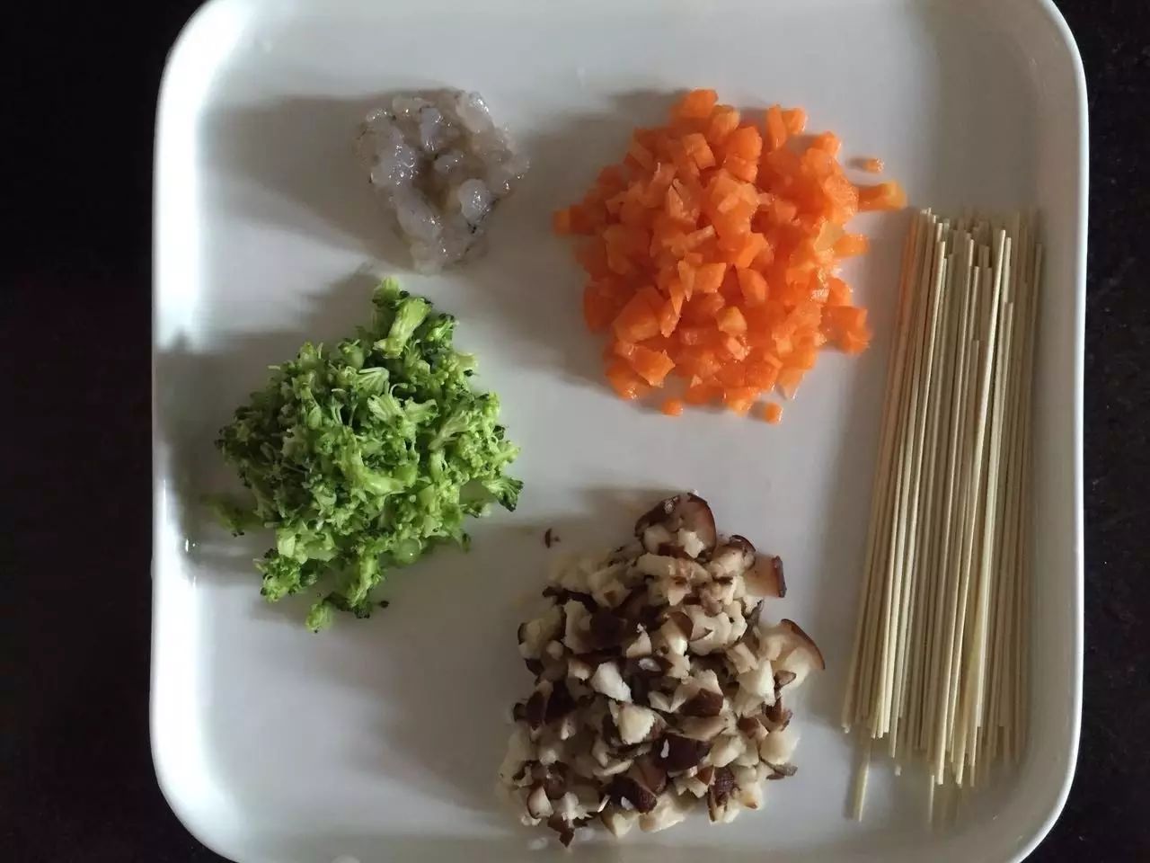 第2步：虾肉剁碎，西兰花切碎，香菇和胡萝卜切成丁。