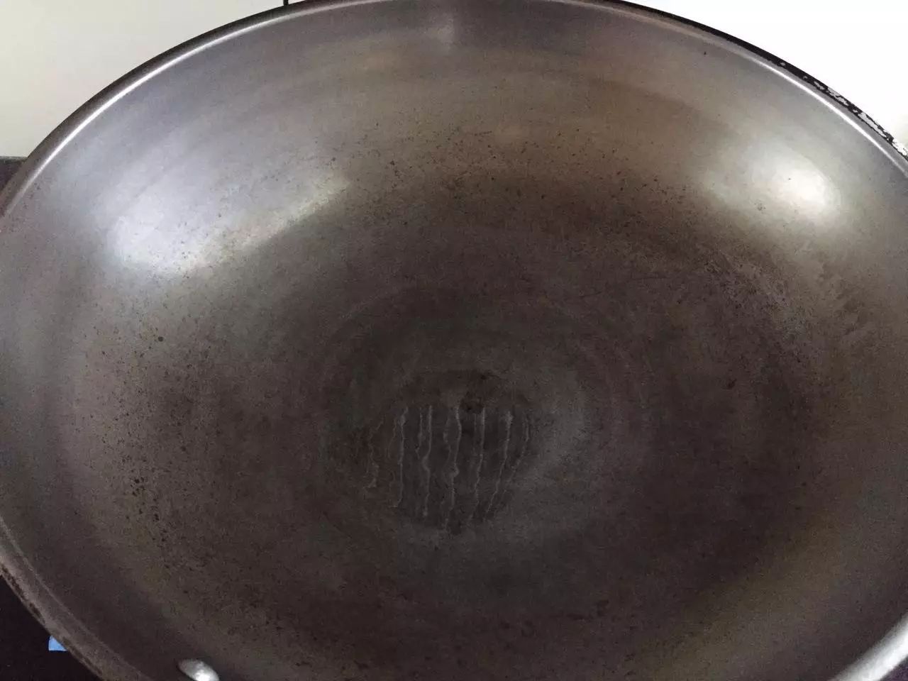 第3步：锅里倒入少量油。