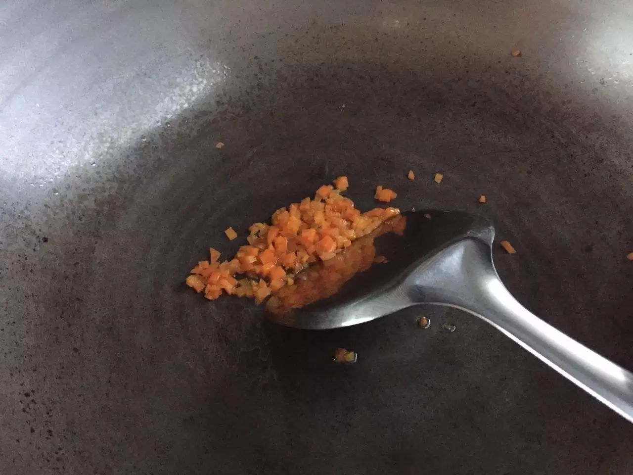 第4步：放入胡萝卜和香菇翻炒