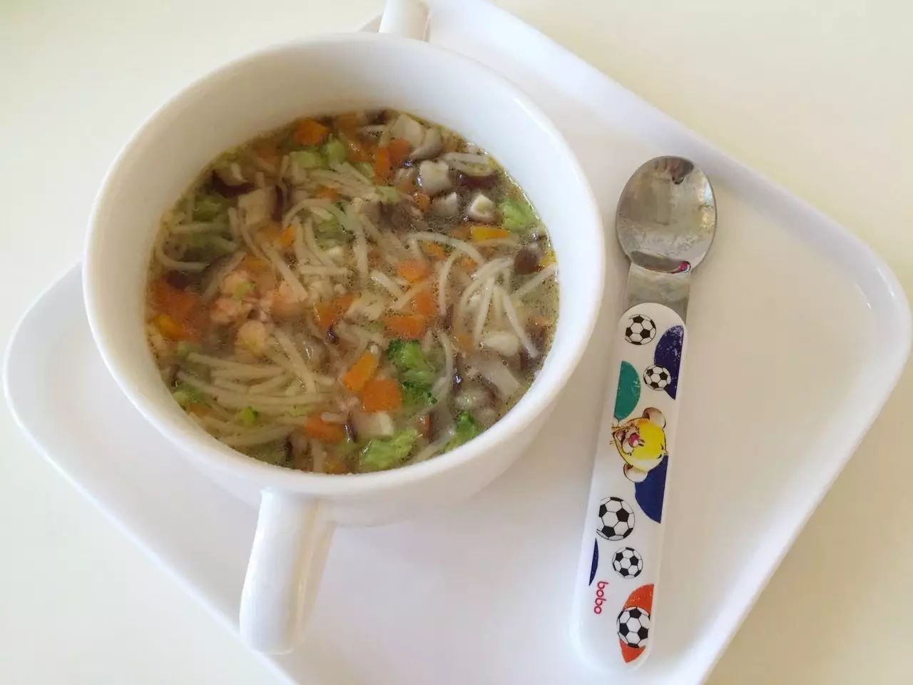 第7步：搭配各类蔬菜和好消化的虾肉，营养很不错。