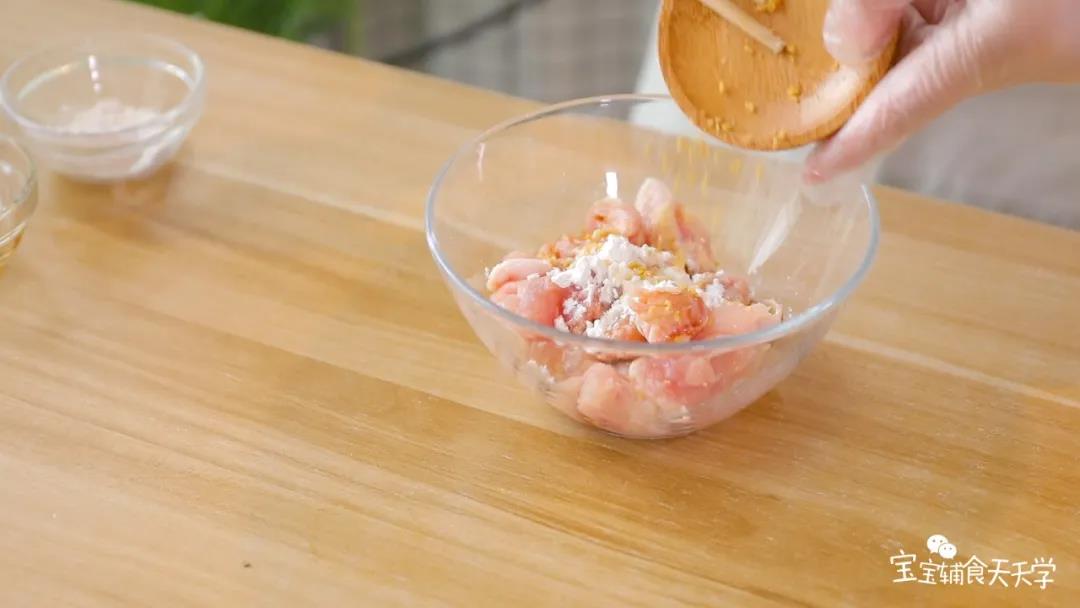 鸡肉中加入酱油、淀粉和松茸粉，搅拌均匀后腌制10分钟