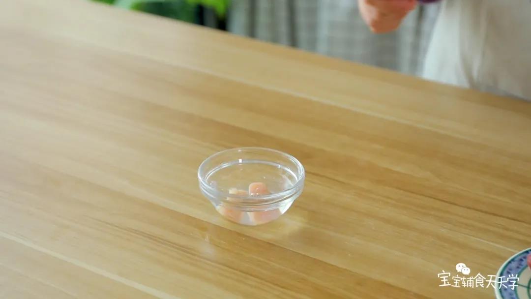 干贝提前浸泡后撕碎