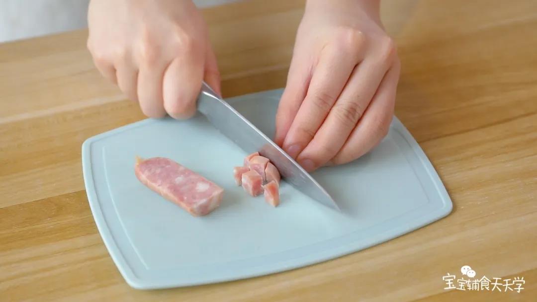 第3步：把香肠切小块