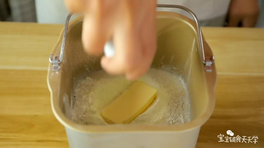 第3步：待和面完成后，加入室温软化的黄油
