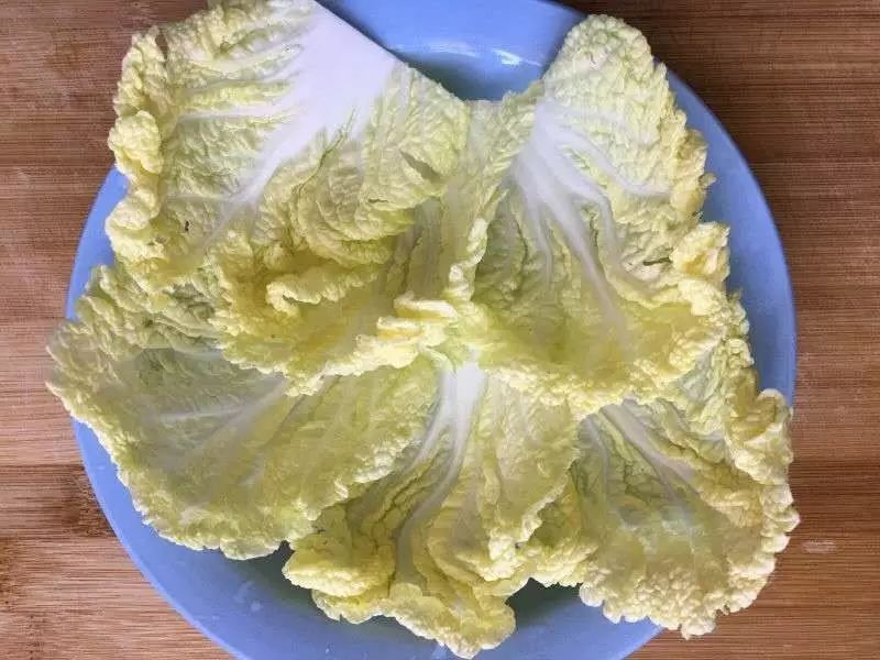 娃娃菜洗净，只取叶子部分。