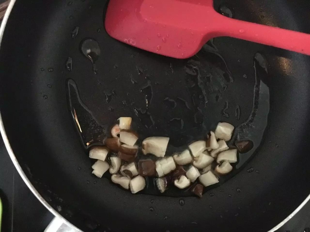 锅里放油，下香菇翻炒。