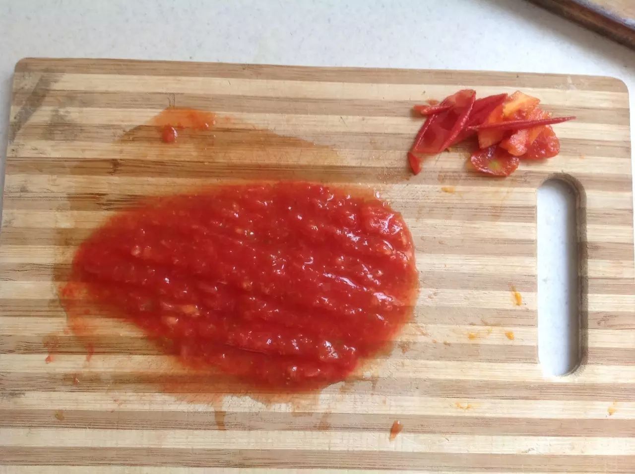 圣女果去皮，去中间硬芯后剁成泥。