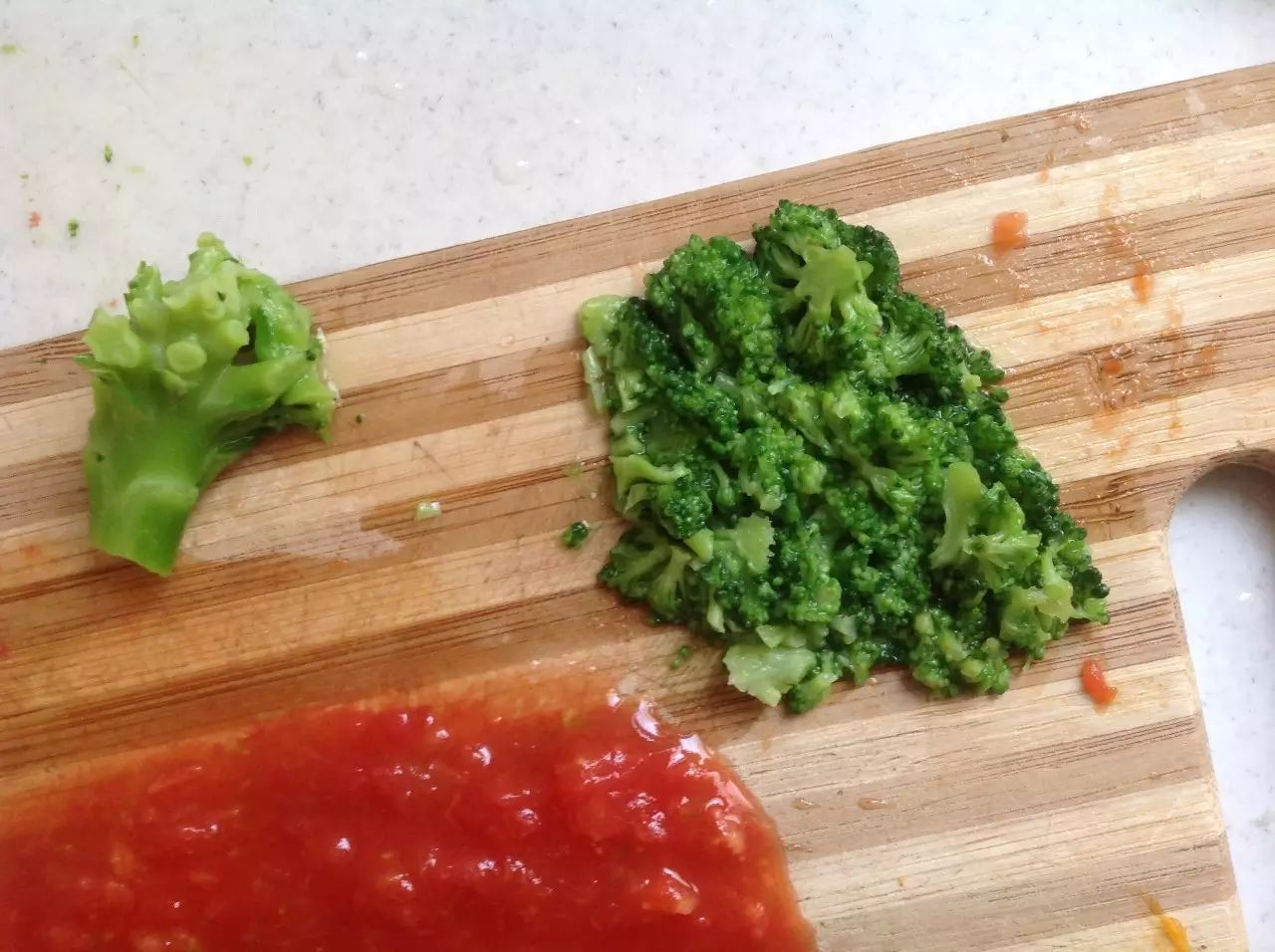 捞出豆腐和西兰花，西兰花去梗。